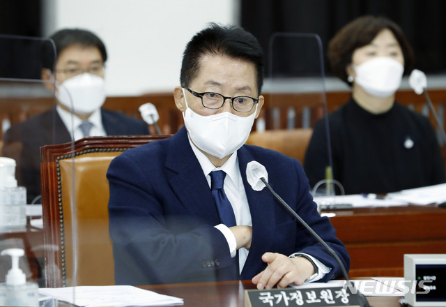 [서울=뉴시스] 최동준 기자 = 박지원 국정원장이 27일 서울 여의도 국회에서 열린 정보위원회 전체회의에 시작을 기다리고 있다. 2020.11.27. photocdj@newsis.com