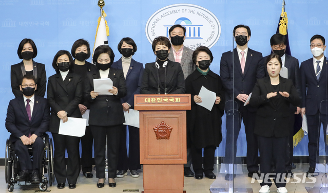 [서울=뉴시스]최동준 기자 = 김은혜 국민의힘 의원을 비롯한 제21대 국민의힘 초선의원들이 27일 오전 서울 여의도 국회에서 추미애 법무부 장관의 윤석열 검찰총장에 대한 직무배제 징계청구, 월성 1호기 경제성 평가 등과 관련해 기자회견을 하고 있다. (사진=공동취재사진) 2020.11.27.photo@newsis.com