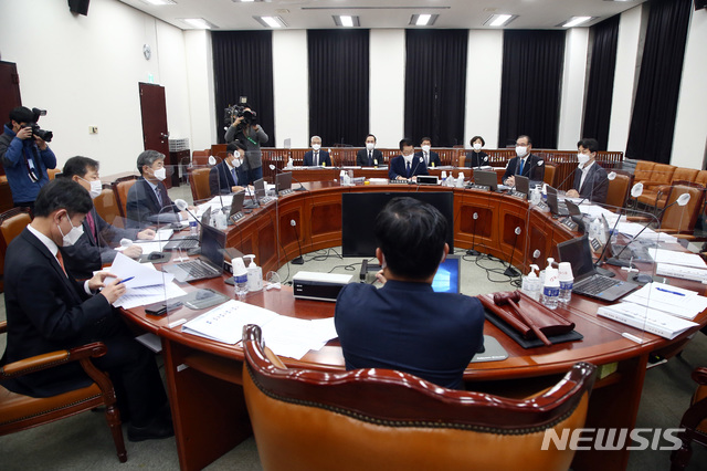 [서울=뉴시스] 최동준 기자 = 박지원 국정원장, 정보위원회 전해철 위원장을 비롯한 위원들이 27일 서울 여의도 국회에서 열린 정보위원회 전체회의 시작을 기다리고 있다. (공동취재사진) 2020.11.27.&nbsp; photo@newsis.com