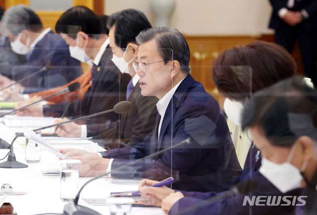 [서울=뉴시스]박영태 기자 = 문재인 대통령이 27일 오전 청와대 본관에서 열린 ‘2050 탄소중립 범부처 전략회의’에 참석해 발언하고 있다. 2020.11.27. since1999@newsis.com