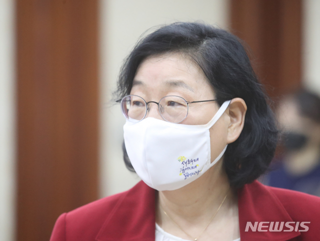 [서울=뉴시스]김명원 기자 = 이정옥 여성가족부 장관이 27일 오전 서울 종로구 정부서울청사에서 열린 제20차 포용국가 실현을 위한 사회관계장관회의에 참석하고 있다. 2020.11.27. kmx1105@newsis.com