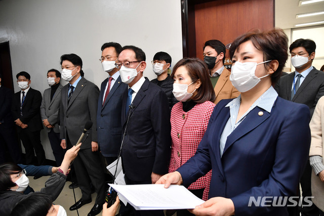 [서울=뉴시스] 최동준 기자 = 국민의힘 소속 김도읍 국회 법제사법위원회 간사와 법사위 소속 의원들이 27일 오전 서울 여의도 국회에서 대검 수사정보 담당관실 압수수색 물품과 관련한 기자회견을 하고 있다. (공동취재사진) 2020.11.27. photo@newsis.com