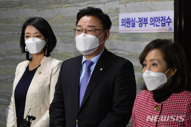 [서울=뉴시스] 최동준 기자 = 김성원 국민의힘 원내수석부대표, 전주혜 원내부대표, 배현진 원내대변인이 27일 오전 서울 여의도 국회에서 추미애 법무부 장관의 윤석열 검찰총장 직무정지 명령 등으로 인한 법치 문란 사건 진상 규명을 위한 국정조사 요구서를 의안과에 제출한 뒤 취재진 질문에 답하고 있다. (공동취재사진) 2020.11.27. photo@newsis.com