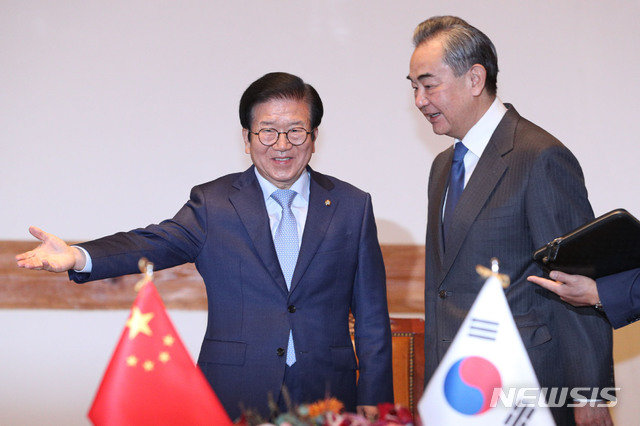 [서울=뉴시스] 최동준 기자 = 박병석 국회의장 27일 서울 여의도 국회 사랑재를 찾은 왕이 중국 외교부장을 맞이하고 있다. (공동취재사진) 2020.11.27. photo@newsis.com