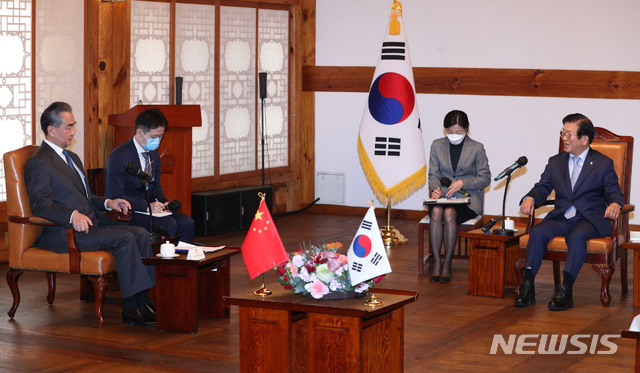 [서울=뉴시스] 최동준 기자 = 박병석 국회의장이 27일 서울 여의도 국회 사랑재를 찾은 왕이 중국 외교부장과 환담을 하고 있다. (공동취재사진) 2020.11.27.photo@newsis.com 