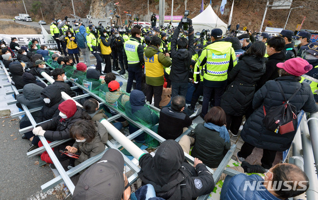 [성주=뉴시스] 이무열 기자 = 국방부가 경북 성주 사드(THAAD·고고도미사일방어체계) 기지 공사 장비 반입을 예고한 27일 오후 성주 소성리에 모여든 사드배치반대 대구경북대책위원회 관계자 및 주민들을 해산시키기 위해 경찰과 대치하고 있다. 2020.11.27. lmy@newsis.com