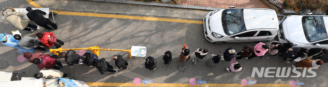 [서울=뉴시스] 이영환 기자 = 이틀 연속 신종 코로나 바이러스 감염증(코로나19) 확진자가 500여명대를 보인 27일 오후 서울 강서구보건소에서 시민들이 코로나19 검사를 받기 위해 대기하고 있다. 2020.11.27. 20hwan@newsis.com