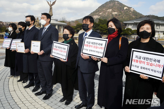 [서울=뉴시스] 국회사진기자단 = 국민의힘 초선의원들이 27일 청와대 앞에서 문재인 대통령에게 질의서 전달 전 추미애 법무부 장관의 직무집행정지 명령, 울산시장 선거개입 의혹 등에 대해 손피켓을 들고 시위하고 있다. 2020.11.27. photo@newsis.com