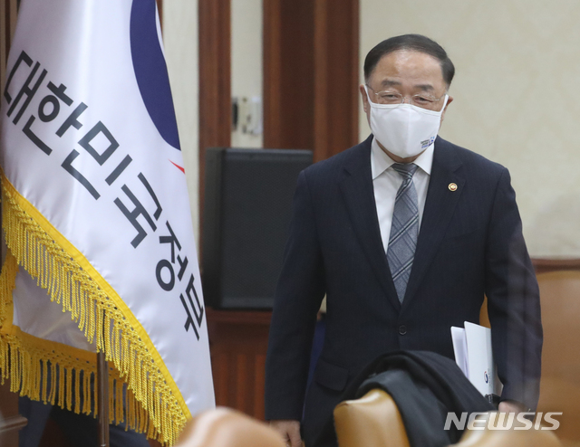 [서울=뉴시스]김명원 기자 = 홍남기 경제부총리 겸 기획재정부 장관. 2020.11.27. kmx1105@newsis.com