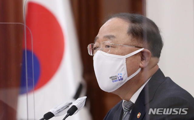 [서울=뉴시스]김명원 기자 = 홍남기 경제부총리 겸 기획재정부 장관이 27일 서울 종로구 정부서울청사에서 열린 연구기관장 및 투자은행 전문가 간담회에 참석해 발언하고 있다. (공동취재사진) 2020.11.27. photo@newsis.com