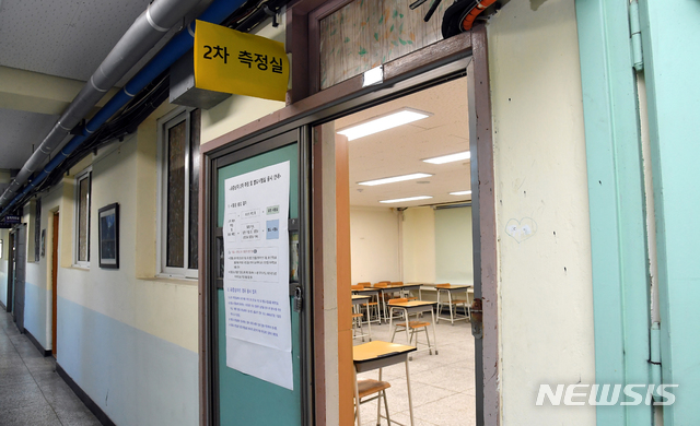 [서울=뉴시스]배훈식 기자 = 정세균 국무총리가 27일 서울 종로구 경복고등학교를 방문해 수능 6일을 앞두고 방역현장 점검에 나선 가운데 유증상자 2차 측정 및 별도 시험실이 마련 되어 있다. (사진=총리실 제공) 2020.11.27.&nbsp; photo@newsis.com 