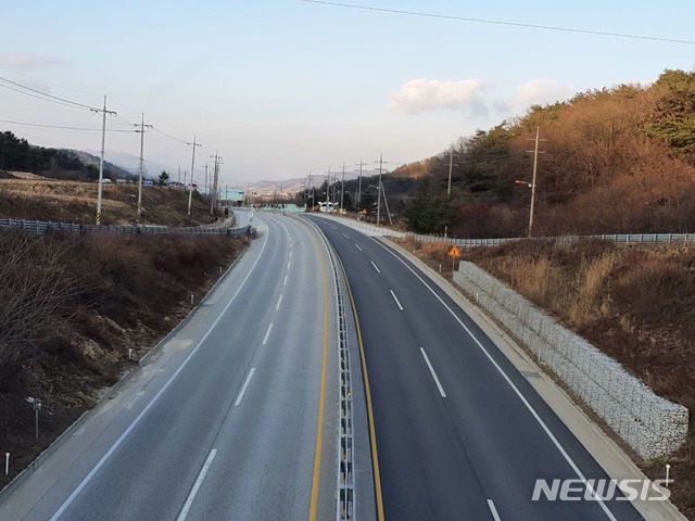[철원=뉴시스]김동현 기자 = 군 거리두기가 2.5단계로 격상된 지난 27일 오후 강원 철원군 43번 국도에 차량이 한 대 없는 썰렁한 모습을 연출하고 있다. 2020.11.28. dhyeon@newsis.com