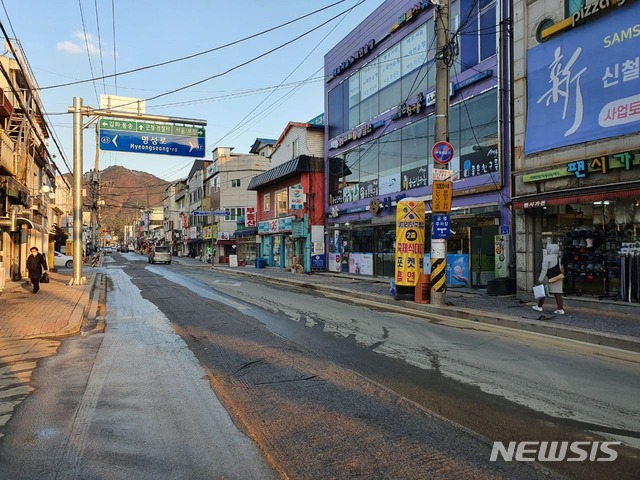 [철원=뉴시스]김동현 기자 = 군 거리두기가 2.5단계로 격상돼 군 장병들의 휴가가 통제된 첫 날인 지난 27일 오후 강원 철원군청 앞 명성로에 군 장병들은 물론 차량과 사람들의 발길이 줄어 썰렁한 모습을 보이고 있다. 2020.11.28. dhyeon@newsis.com