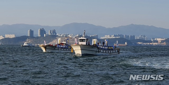 [포항=뉴시스] 강진구 기자 = 경북 포항시는 28일 오후 동해안대교 건설을 기원하며 북구 여남방파제에서 남구 임곡항까지 9㎞에 이르는 ‘동해안대교(영일만횡단구간)’ 사업 구간을 선박으로 횡단하며 국비 편성을 건의하는 퍼포먼스를 펼쳤다.사진은 여남방파제를 출발한 선박이 포스코 포항제철소를 지나고 있다.202011.28.dr.kang@newsis.com 