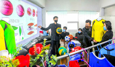 [서울=뉴시스] 평양체육기자재공장에서. 2020.11.28. (사진=노동신문 캡처)