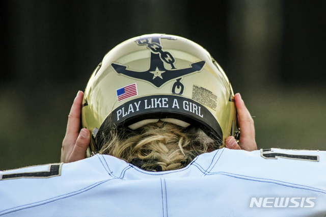 [내슈빌(미 테네시주)=AP/뉴시스]28일(현지시간) 미 밴더빌트대학과 미주리대학 간 미 대학 미식축구 '파워 파이브' 경기에 여자 선수로는 최초로 출전한 새러 풀러가 착용한 헬맷 뒷쪽에 '소녀처럼 플레이하라'(Play like a girl)는 글귀가 새겨져 있다. 2020.11.29