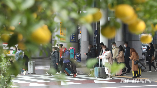 [제주=뉴시스]우장호 기자 = 코로나19 신규 확진자가 사흘 연속 500명대를 기록하며 사실상 '3차 대유행'이 시작된 28일 제주국제공항에 관광객들의 발걸음이 이어지고 있다. 2020.11.28. woo1223@newsis.com