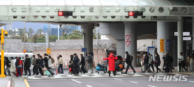 [제주=뉴시스]우장호 기자 = 코로나19 신규 확진자가 사흘 연속 500명대를 기록하며 사실상 '3차 대유행'이 시작된 28일 제주국제공항에 관광객들의 발걸음이 이어지고 있다. 2020.11.28. woo1223@newsis.com