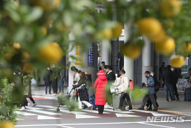 [제주=뉴시스]우장호 기자 = 코로나19 신규 확진자가 사흘 연속 500명대를 기록하며 사실상 '3차 대유행'이 시작된 28일 제주국제공항에 관광객들의 발걸음이 이어지고 있다. 2020.11.28. woo1223@newsis.com
