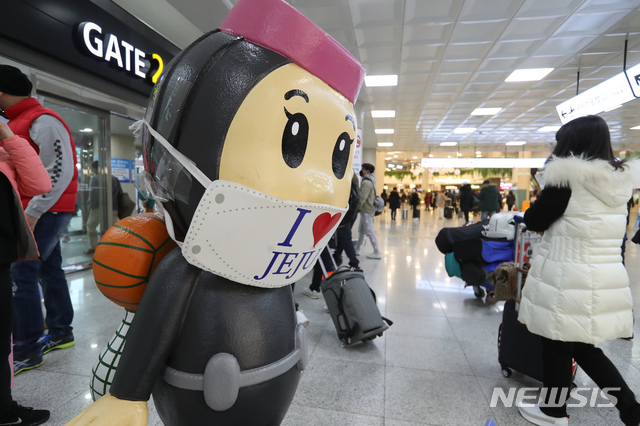 [제주=뉴시스]우장호 기자 = 코로나19 신규 확진자가 사흘 연속 500명대를 기록하며 사실상 '3차 대유행'이 시작된 28일 제주국제공항에 관광객들의 발걸음이 이어지고 있다. 2020.11.28. woo1223@newsis.com