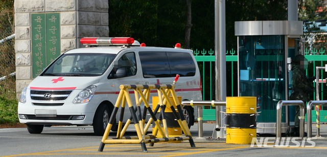 [장성=뉴시스] 변재훈 기자 = 28일 오전 전남 장성군 삼서면 육군 상무대에서 환자 이송 구급차가 나오고 있다. 육군 군사교육 시설인 상무대에서는 전날부터 간부 교육생인 위관급 장교를 비롯해 장병 17명이 코로나19 확진 판정을 받았다. 2020.11.28. wisdom21@newsis.com
