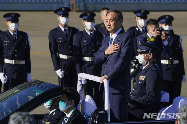 [사이타마=AP/뉴시스] 지난해 11월28일 스가 요시히데 일본 총리가 사이타마현 항공 자위대 이루마 기지 항공사열식에 참석하고 있다. 2020.11.30.