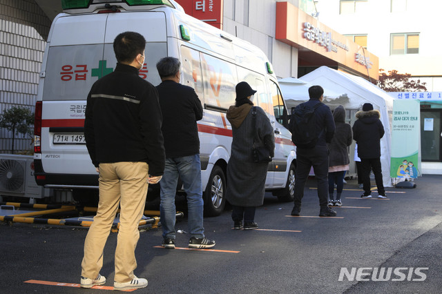 [서울=뉴시스] 박민석 기자 = 지난 28일 오후 서울 중구 국립중앙의료원에서 내원객들이 코로나19 검사를 받기 위해 거리를 두고 대기하고 있다. 2020.11.28. mspark@newsis.com
