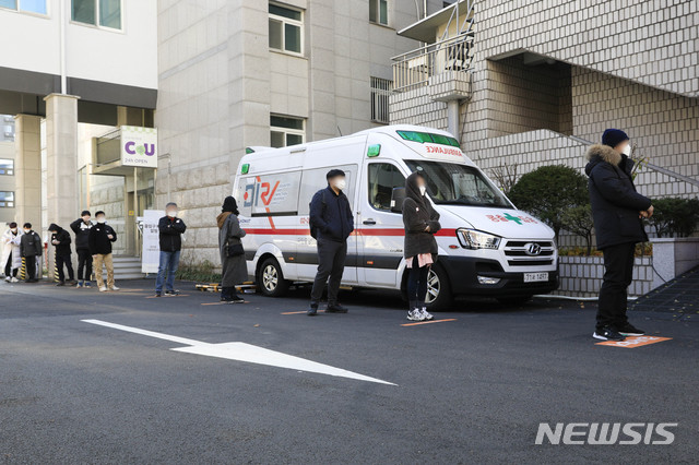 [서울=뉴시스] 박민석 기자 = 지난 1주간 신종 코로나바이러스 감염증(코로나19) 평균 국내발생 환자 수가 사회적 거리두기 전국 2.5단계 격상 기준인 400명을 넘어선 것으로 나타난 지난 28일 오후 서울 중구 국립중앙의료원에서 내원객들이 코로나19 검사를 받기 위해 거리를 두고 대기하고 있다. 2020.11.28. mspark@newsis.com