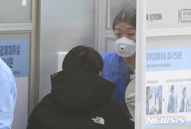 [서울=뉴시스] 박민석 기자 = 지난 28일 오후 서울 중구 국립중앙의료원에서 의료진이 검체를 채취하고 있다. 2020.11.28. mspark@newsis.com