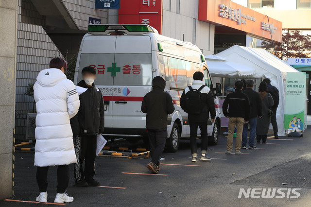 [서울=뉴시스] 박민석 기자 = 지난 1주간 신종 코로나바이러스 감염증(코로나19) 평균 국내발생 환자 수가 사회적 거리두기 전국 2.5단계 격상 기준인 400명을 넘어선 것으로 나타난 28일 오후 서울 중구 국립중앙의료원에서 내원객들이 코로나19 검사를 받기 위해 거리를 두고 대기하고 있다. 2020.11.28. mspark@newsis.com