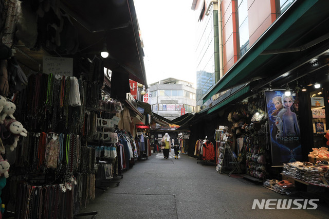 [서울=뉴시스] 박민석 기자 = 수도권 사회적 거리두기 2단계 격상 이후 첫 주말인 28일 오후 서울 중구 남대문시장이 한산한 모습을 보이고 있다. 2020.11.28. mspark@newsis.com
