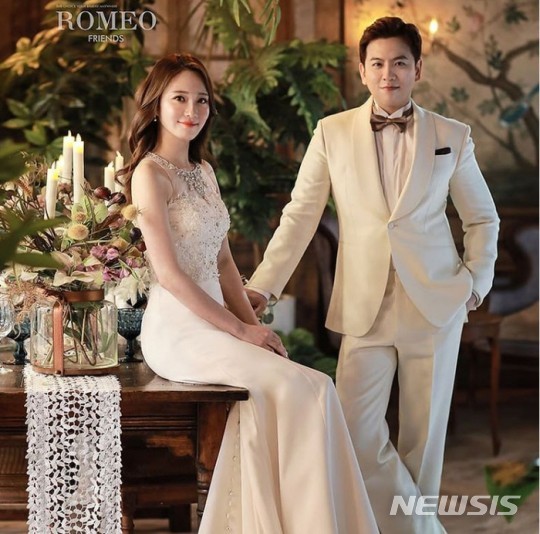 [서울=뉴시스]오인택 웨딩 사진(사진=SNS 캡처)2020.11.29 photo@newsis.com