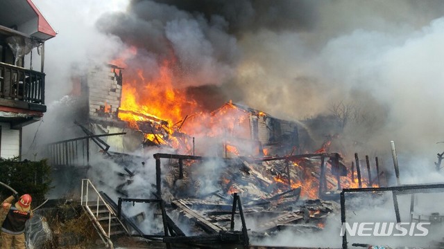 [인천=뉴시스] 김동영 기자 = 29일 오전 10시 54분께 인천시 강화군 화도면 한 펜션에서 불이나 3시간여 만에 진화됐다. 2020.11.29. (사진=인천소방본부 제공)