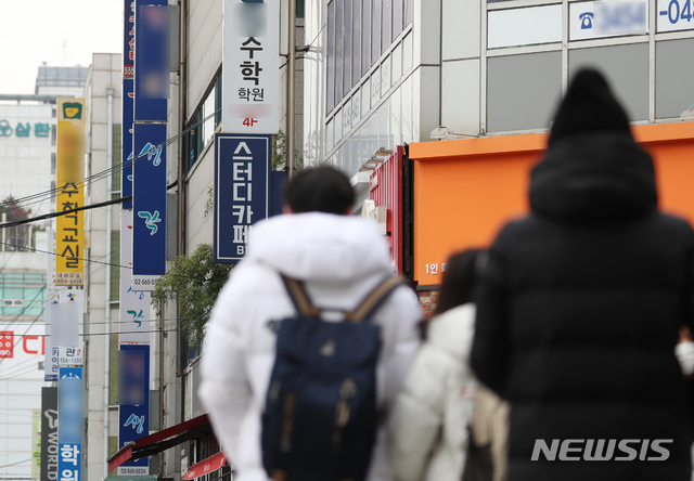 [서울=뉴시스] 고승민 기자 = 서울 강남구 대치동의 대형 대학입시학원에서 코로나19 확진자가 발생, 수강생과 강사에 대한 검사를 실시하고 있는 29일 대치동 일대 학원가 모습. 코로나19 확산세가 커져 전국 2단계 격상 가능성이 높아진 상황에서 4일 앞으로 다가온 수능이 거리두기 수위 조절과 확산세에 중대 변수로 작용할 전망이다. 일각에선 수능을 고려해 한시적으로 3단계까지 강화해야 한다는 목소리도 나온다. 2020.11.29. kkssmm99@newsis.com