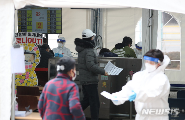 [서울=뉴시스] 고승민 기자 = 서울 강남구 대치동의 대형 대학입시학원에서 코로나19 확진자가 발생한 이튿날인 29일 강남구보건소 선별진료소를 찾은 시민이 검사를 받고 있다. 2020.11.29. kkssmm99@newsis.com <기사와 직접 관련 없습니다.>