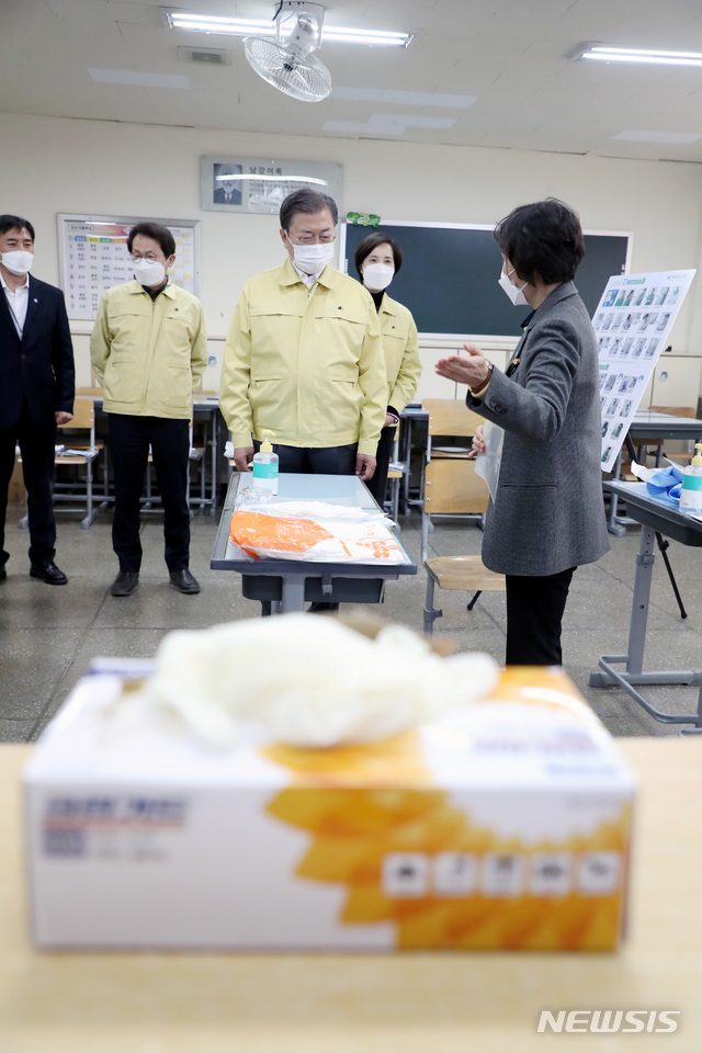 [서울=뉴시스]추상철 기자 = 문재인 대통령이 29일 오후 자가격리자 수험생을 위해 별도시험장으로 마련된 서울 용산구 오산고등학교에서 2021학년도 수능 대비 시험장 방역 준비 상황 점검중 감독관 보호구 착탈의실을 둘러보고 있다. 2020.11.29. scchoo@newsis.com