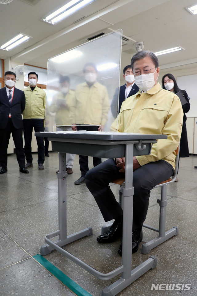 [서울=뉴시스]추상철 기자 = 문재인 대통령이 29일 오후 자가격리자 수험생을 위해 별도시험장으로 마련된 서울 용산구 오산고등학교에서 2021학년도 수능 대비 시험장 방역 준비 상황 점검중 시험장 칸막이 및 이격거리를 확인하고 있다. 2020.11.29. scchoo@newsis.com