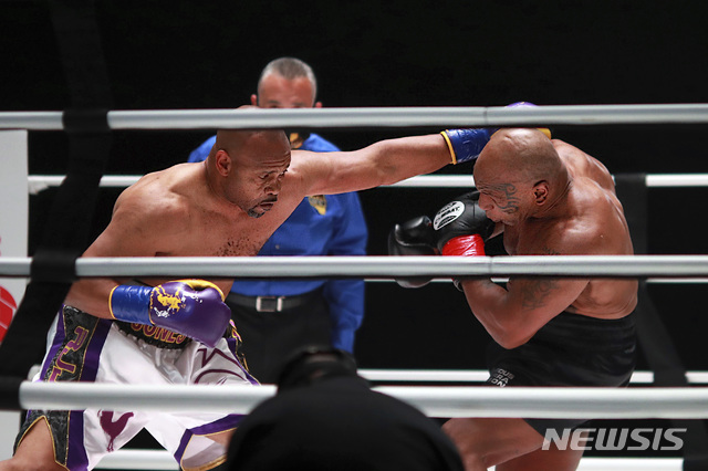 [로스앤젤레스=AP/뉴시스]로이 존스 주니어(51, 왼쪽)가 28일(현지시간) 미 캘리포니아주 로스앤젤레스의 스테이플스 센터에서 열린 마이크 타이슨(54)과의 시범 경기 2라운드 경기 중 타이슨에게 주먹을 날리고 있다. 타이슨과 존스는 코로나19로 관중 없이 2분 8라운드 경기를 펼쳤고 WBC 심판진은 비공식 무승부를 선언했다. 2020.11.29.