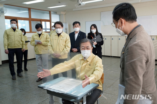 [서울=뉴시스]추상철 기자 =문재인 대통령이 지난 29일 오후 자가격리자 수험생을 위해 별도시험장으로 마련된 서울 용산구 오산고등학교에서 2021학년도 수능 대비 시험장 방역 준비 상황 점검중 시험장 칸막이 및 이격거리를 확인하고 있다. 2020.11.29. scchoo@newsis.com
