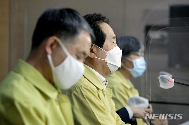 [서울=뉴시스]김병문 기자 = 정세균 국무총리가 29일 오후 서울 종로구 정부서울청사 합동브리핑실에서 열린 신종 코로나바이러스 감염증(코로나19) 극복 긴급 기자간담회에 참석해 수도권 사회적거리두기 2단계 유지와 비수도권 1.5단계 상향에 대한 발표하고 있다. 왼쪽부터 박능후 보건복지부 장관, 정세균 국무총리, 정은경 질병관리청장. 2020.11.29. dadazon@newsis.com
