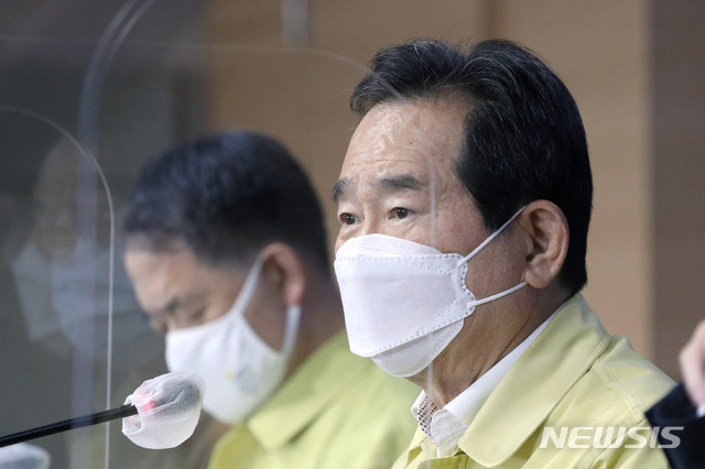 [서울=뉴시스]김병문 기자 = 정세균 국무총리가 29일 오후 서울 종로구 정부서울청사 합동브리핑실에서 열린 신종 코로나바이러스 감염증(코로나19) 극복 긴급 기자간담회에 참석해 수도권 사회적거리두기 2단계 유지와 비수도권 1.5단계 상향에 대한 발표하고 있다. 2020.11.29. dadazon@newsis.com