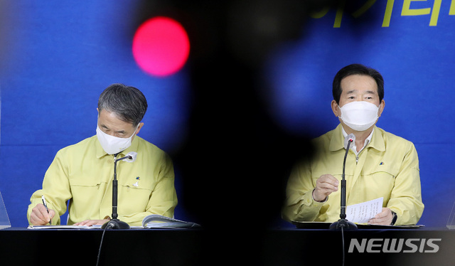 [서울=뉴시스]김병문 기자 = 정세균 국무총리가 29일 오후 서울 종로구 정부서울청사 합동브리핑실에서 열린 신종 코로나바이러스 감염증(코로나19) 극복 긴급 기자간담회에 참석해 수도권 사회적거리두기 2단계 유지와 비수도권 1.5단계 상향에 대한 발표하고 있다. 2020.11.29. dadazon@newsis.com