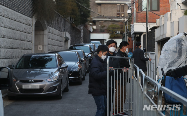 [서울=뉴시스]홍효식 기자 = 전두환 전 대통령의 사자명예훼손 혐의 1심 선고공판을 하루 앞둔 29일 오후 서울 서대문구 연희동 전 전 대통령 자택 앞에서 경찰 및 업체 관계자들이 철제 펜스를 설치하고 있다. 2020.11.29. yesphoto@newsis.com