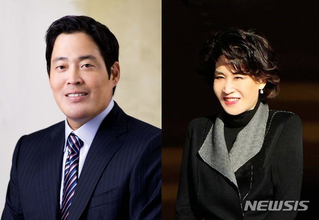 [서울=뉴시스] 정용진 신세계그룹 부회장(왼쪽)과 정유경 신세계 총괄사장.