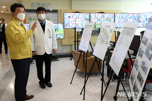 [서울=뉴시스] 서정협 서울시장 권한대행(왼쪽)이 내달 3일 치러지는 2021학년도 대학수학능력시험(수능)을 앞두고 신종 코로나바이러스 감염증(코로나19) 확진 수험생들을 위해 서울의료원 내 별도로 설치한 시험장의 준비상황을 점검했다. (사진=서울시 제곤) 2020.11.30. photo@newsis.com