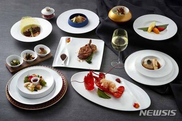 [서울=뉴시스]그랜드 워커힐 서울 '금룡'의 코스 요리