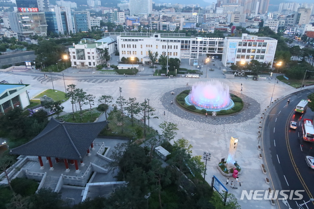 [광주=뉴시스] 배상현기자= 5·18민주화운동기록관은 오는 12월1일부터 13일까지 ‘김향득 초대전-불혹의 발자취’를 기록관 기획전시실에서 개최한다고 30일 밝혔다. 김 작가의 구 전남도청 전경 사진. 2020.11.30 (사진=광주시 제공) praxis@newsis.com