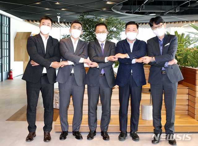  [영주=뉴시스] 김진호 기자 = '2020년 동반성장 협의회' 개최 후 참석자들이 기념사진을 찍고 있다. 왼쪽부터 서기용 ㈜스카이엔텍 대표, 김치연 제일 E&S㈜ 대표이사, 이규원 SK머티리얼즈 경영관리본부장, 유병일 케이비엠㈜ 대표이사, 정영운 ㈜엘피엔 대표이사. (사진=SK머티리얼즈 제공) 2020.11.30 photo@newsis.com