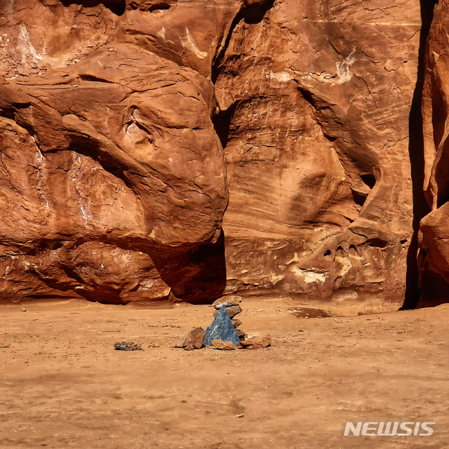 [모아브=AP/뉴시스] 미 유타주 캐니언랜드 국립공원 인근 모아브 남쪽 스페인 계곡의 모습.&nbsp; 트럼프 미국 대통령은 국가에너지 비상사태를 선언해 유타주 이 지역에 산재한 우라늄광산을 40여년만에 재개발하기로 하고 패스트트랙으로 한 곳의 인허가를 추진 중이다. 2025. 06.04.&nbsp;&nbsp; 