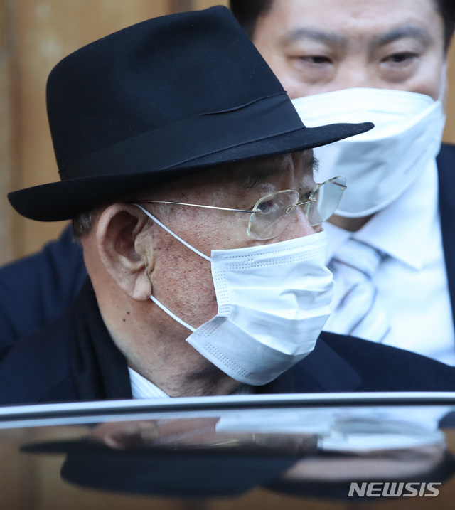 [서울=뉴시스] 조수정 기자 = 회고록을 통해 '5·18 당시 광주 상공에서 헬기 사격을 목격했다'는 고 조비오 신부의 명예를 훼손한 혐의로 기소된 전직 대통령 전두환 씨가 광주지방법원에서 열리는 1심 선고 공판에 출석하기 위해 30일 오전 서울 연희동 자택을 나서고 있다. 2020.11.30.&nbsp; chocrystal@newsis.com